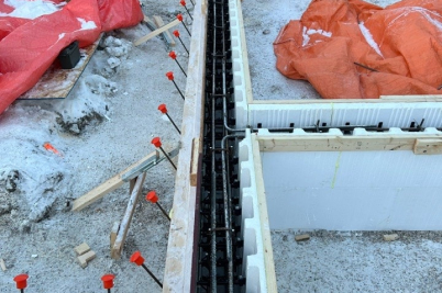 ICF 10 - Foundation work in winter, with rebar